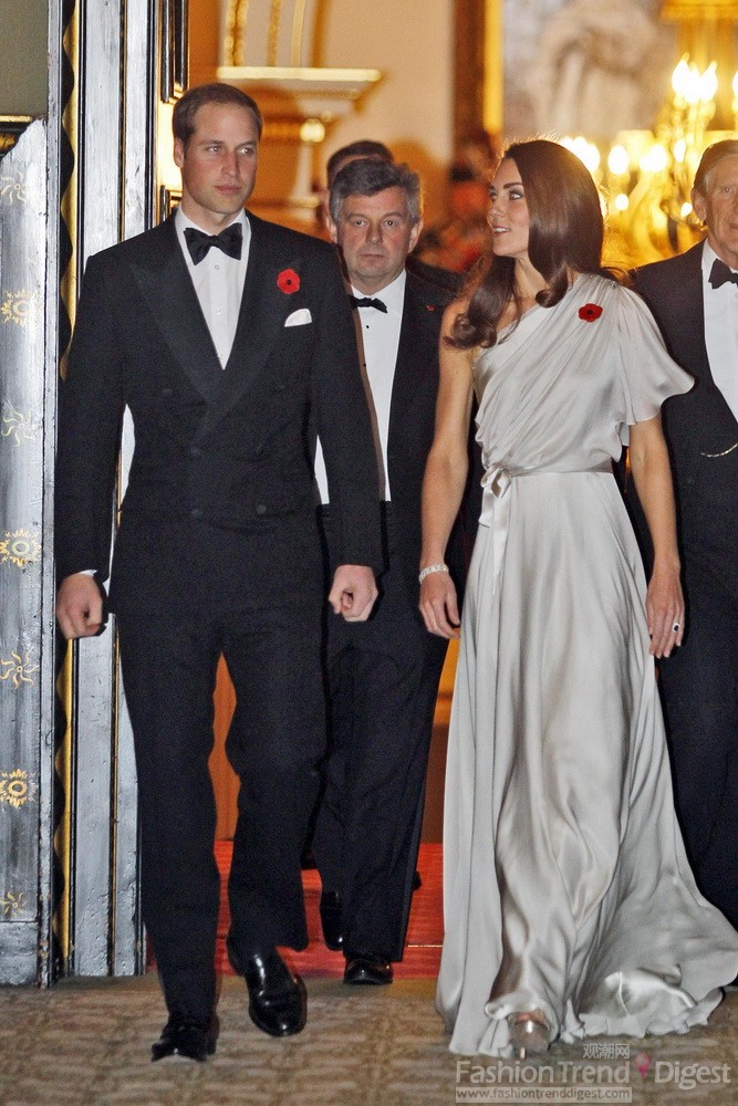 12. 2011年11月凯特米德尔顿(Kate middleton)身着一袭Jenny Packham 不对称灰色调丝绸晚礼服与威廉王子参加纪念国家纪念植物园的晚宴。 