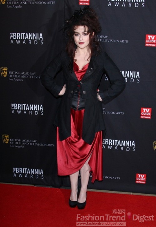 5. 海伦娜•伯翰•卡特(Helena Bonham Carter) 的着装总是感觉非常奇怪，从街拍到红毯，她的着装总是体现出西太后的设计风格，本周她同样是身着一件Vivienne Westwood红色丝绸礼服搭配黑色马甲和外套，实在有些不伦不类。 