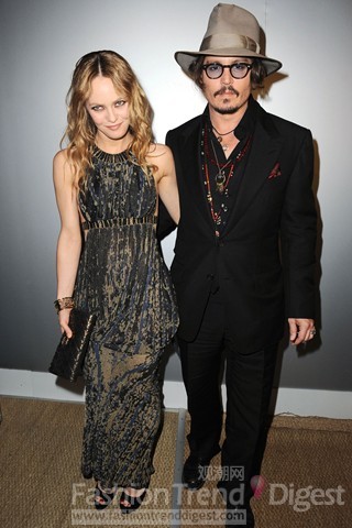 8. Johnny Depp和Vanessa Paradis<br>
仿佛永远都是海盗船长形象的Johnny Depp，无可救药地俘获了太多女孩子的心，那股忧郁的桀骜不驯的形象太令人心动。<br>
 