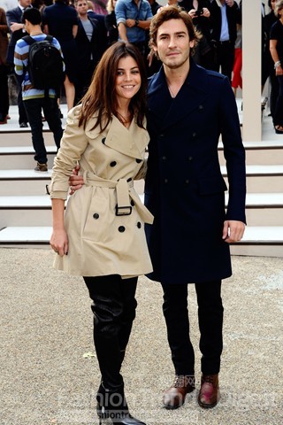 13. Julia Restoin Roitfeld 和Robert Konjic<br>
浅驼色的大衣搭配黑色椎管库，显得腿型格外纤细，随性的长发更是显得青春味道十足。<br>
 