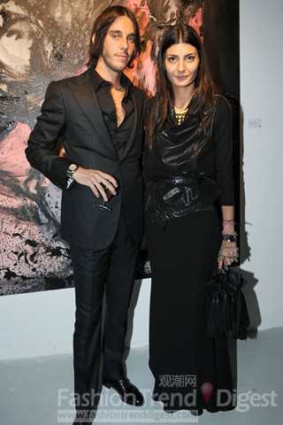 14. Vladimir Restoin Roitfeld 和Giovanna Battaglia<br>
黑色向来是红毯上永不会出错的经典色系，不过总是黑色也未免沉闷，二人就巧妙搭配了金属的小配件来调节视觉看点，果然有味道。<br>
 