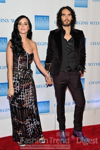 18. Russell Brand 和Katy Perry<br>
搞怪女KatyPerry的单肩造型彰显性感酥胸，丰满的肩膀也是展露无疑。Brand的紫色皮鞋则更是点睛之笔，红毯上尤为抢眼。<br>
 