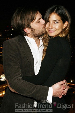 24. Caleb Followill和Lily Aldridge<br>
黑色的紧身上装使得原本就窈窕的Lily更为纤细，带着几分金属光感的黑色搭配金色头发很协调。<br>
 