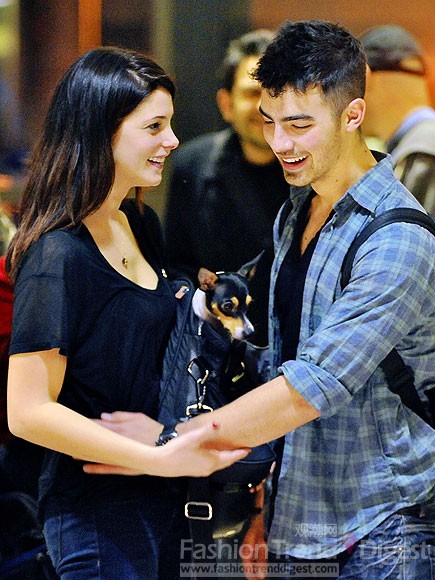 2.	乔•乔纳斯（Joe Jonas）& 阿什丽•格林尼(Ashley Greene)<br>
两人同时选择了低调的休闲装，牛仔裤搭配T恤成了最默契的组合，标准的情侣装。<br>
 