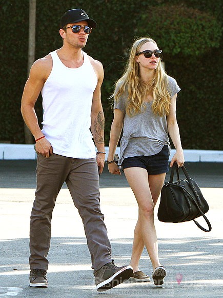 3.	瑞安•菲利普（Ryan Phillippe） &阿曼达•谢弗雷德 (Amanda Seyfried)<br>
两人来到了度假胜地尽情享受他们的二人世界，一个是白色背心搭配灰色长裤，标准的型男装扮，一个是灰色T恤搭配蓝色热裤，两人也同时戴上了情侣墨镜，非常登对。<br>
 