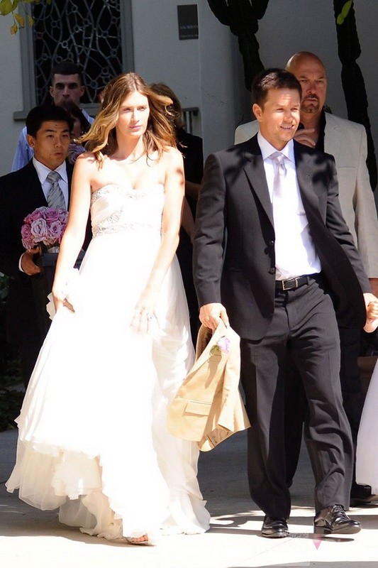 10. 马克•沃尔伯格（Mark Wahlberg） & 女友Rhea Durham<br>
最浪漫的情侣装莫过于婚纱礼服了，这件白色婚纱让人感觉更加甜蜜、唯美，相信这个时刻是所有女孩心中最幸福瞬间。<br>
 