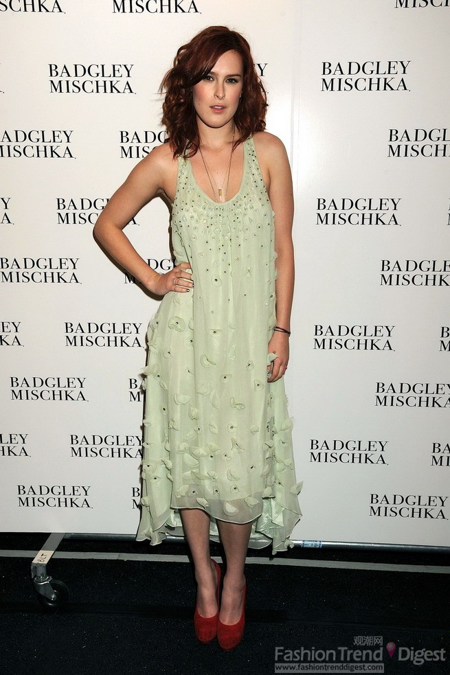 19. Badgley Mischka 2011秋冬女装秀场：(Rumer Willis) @ 身着Badgley Mischka。 