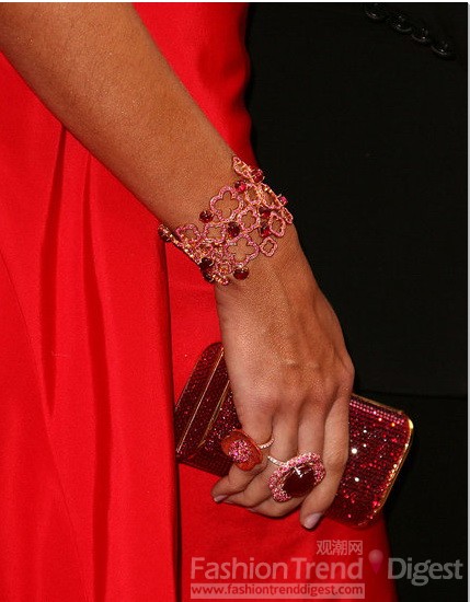 Heidi Klum佩戴Mouawad红色手链和戒指，搭配她大红色Galliano礼服，2008 