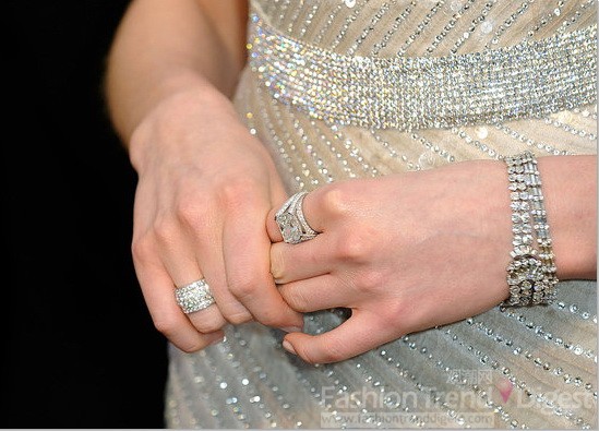 Anne Hathaway佩戴Cartier钻石套装，2009 