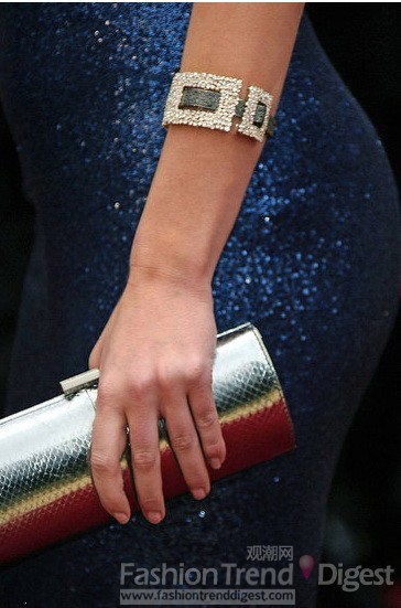 Emily Blunt的亮面手拿包，搭配闪耀的Calvin Klein礼服，2007 