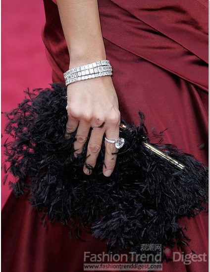 Penelope Cruz的羽毛Roger Vivier手拿包和Chopard首饰，2010 