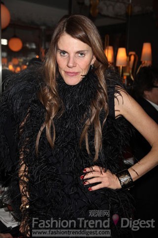3. 女魔頭Anna Dello Russo選擇了一件黑色羽毛裙，可能是因為她的輪廓偏骨感，在她的身上總有一些妖氣。 
