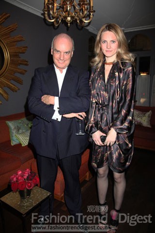 4. 康泰納仕國際公司主席Nicholas Coleridge和俄國《Vogue》時尚編輯Katya Mukhina，一襲絲綢印花禮服高貴迷人。 
