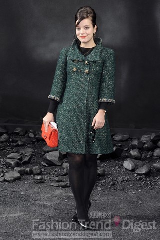 9. CHANEL頭排嘉賓Lily Allen身著一件綠色花呢Chanel套裝，經(jīng)典的法式女人。 