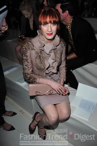 8. VALENTINO 頭排嘉賓Florence Welch 身著的是Valentino，灰色禮服外搭了一件荷葉領的夾克，大方得體。 