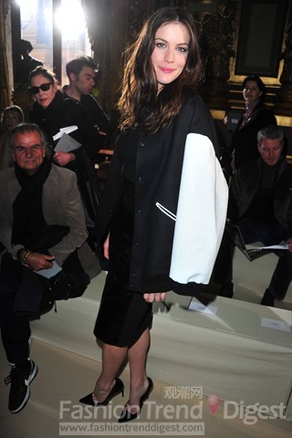 15. Liv Tyler似乎感覺有些涼，運動服混搭優雅的禮服。 