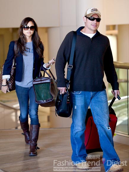 6. VANESSA MINNILLO & NICK LACHEY选择了情侣装，牛仔裤、蓝色外套和Victorinox的旅行箱。 