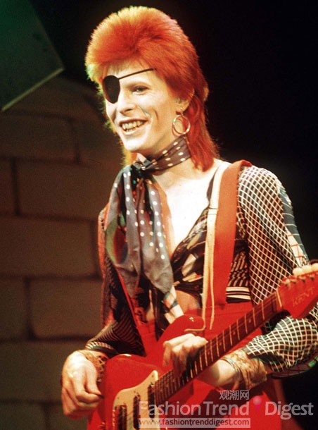 3. 摇滚变色龙大卫鲍伊（David Bowie）<br>
她是时尚潮流中的方向标。<br>
 