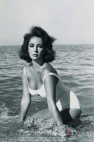 4. 1940s -伊丽莎白•泰勒（Elizabeth Taylor）的身材已经趋于成年女性，沙漏的性感身材和双眼皮赢得了世界对她的关注。 