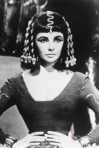 20. 1963 – 泰勒在电影中出演埃及艳后Cleopatra，还原了那个时代真正的皇后形象。 