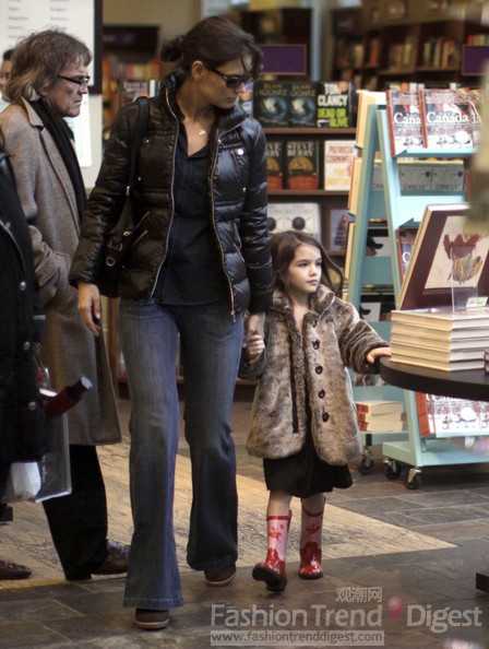 4. Katie Holmes和苏芮•克鲁斯 (Suri Cruise)来到书店，一双红色雨靴和裘皮大衣，超时髦。 