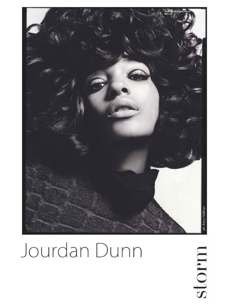 1. 卓丹•邓 (Jourdan Dunn)<br>
卓丹•邓 (Jourdan Dunn) 今年才21岁，Sarah Doukas认为她是世界上最美丽的女孩之一，2008 《Vogue》 意大利版7月号黑人模特专刊将她变得当红不让！卓丹•邓 (Jourdan Dunn) 更是英国时尚大奖的2008年度模特获得者！卓丹•邓 (Jourdan Dunn) 连续13年为PRADA  走秀，她是当之无愧的T 台新“黑马”。她不仅为PRADA、Hermès 等大牌走秀，她清秀的黑色面孔更不断出现在《Vogue》、《I-D》、《Dazed & Confused》等一线时尚杂志上。<br>
 