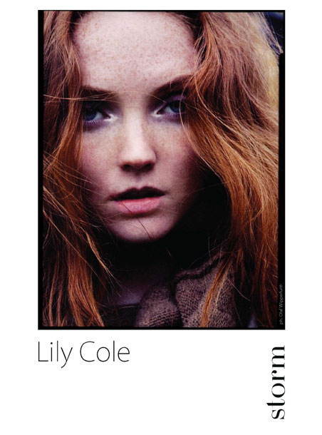 3. 莉丽•科尔 (Lily Cole) <br>
2002年，当时14岁的莉丽•科尔 (Lily Cole) 穿着学生制服在伦敦索霍区和朋友们大嚼汉堡时，与模特经纪人Sarah Doukas狭路相逢。莉丽•科尔 (Lily Cole) 的爆红开始于2003年。著名摄师Steven Meisel对她的的修长美腿、瓷娃娃般的肌肤、火红的头发和天使般的脸，痴迷不已。莉丽•科尔 (Lily Cole) 被誉为Kate Moss的接班人，跟前辈不同，莉丽拥有标致的模特身材、圆脸、大眼睛、白皙皮肤以及一头杂草般的红发，让见过她的人很容易留下深刻印象。<br>
 