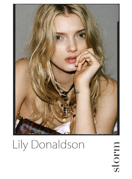 4. 丽丽•唐纳森 (Lily Donaldson)<br>
丽丽•唐纳森 (Lily Donaldson) 是国际时尚圈最受欢迎的娃娃脸模特之一，她为Dior，Jil Sander，Lanvin，Burberry，MaxMara，Roberto Cavalli 和 Dolce&Gabbana 等时装品牌拍摄过广告。Vogue, Numero, Harper's Bazaar, V Mag and Love杂志都是她的合作方，这位当今最活跃的娃娃脸超模是2003年在购物时被伦敦select模特经纪公司发现的，丽丽•唐纳森 (Lily Donaldson) 由此走上T台。2005年，Lily Donaldson在英国时尚颁奖礼上获得最佳模特提名。2007年被誉为全球新生代10大超模。2010年的Vogue杂志10月刊上她的故事就长达10页。<br>
 