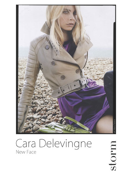 8. Cara Delevingne<br>
她的脸被认为是最有个性的，和她的姐姐波比•迪瓦伊 (Poppy Delevingne)一样，她的魅力几乎可以让全场的人为之震撼，她不管到哪里都会有人会问这个女孩是谁，现在她已经开始自己的模特生涯，并且为英国Vogue和Love杂志担当封面，并且为Bryan Ferry 和 Coco Sumner制作音乐MV，她的嗓音如同天使一般，Cara有天使般的声音，她已经进入录音棚准备发表作品啦！Burberry 2011秋冬 Prorsum 男装秀上，她也出现在秀场前排上。<br>
 