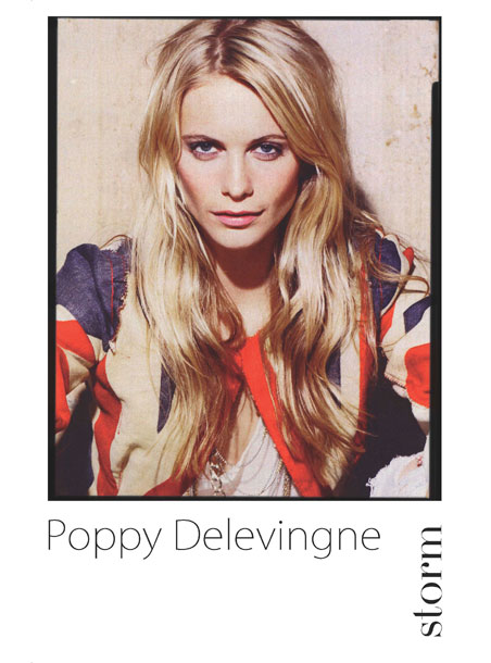 7. 波比•迪瓦伊 (Poppy Delevingne)<br>
“我在女儿的毕业典礼上发现了Poppy ! Poppy D是英国金发尤物中最酷的, 是伦敦、纽约、圣特罗佩斯的精粹。她是超模的新类，轻易地跨越时尚电影音乐 界。她无论进入哪一行都将如鱼得水, 现在已经是名成功的演员。她的魅力天赐，职业道德高尚，声音最美妙。她是Mango广告代言人，同时也是Chanel美妆大使，她被Vogue认为是世界上最时髦的女孩之一。<br>
 