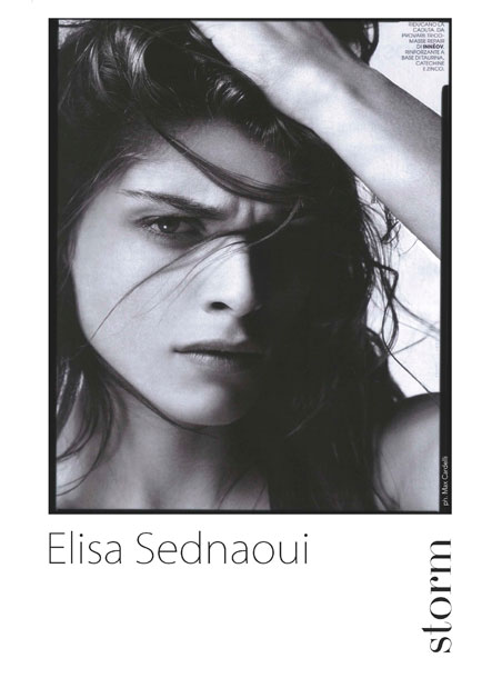 12. Elisa Sednaoui<br>
Karl Lagerfeld电影短片《记得当下》(Remember Now) 中的主演伊丽莎•瑟娜薇 (Elisa Sednaoui) 身上有一种并不多见的艺术气质，作为“红底鞋大师”的教女和新香奈儿女郎，她每次亮相几乎都是Chanel和christian Louboutin，这次她来到了2011秋冬时装周上，已经轰动了整个时尚界，这位24岁的超模已经为众多品牌走秀，包括DVF, Catherine Malandrino, Betsey Johnson, Vivienne Tam等。意大利版Vogue, W,  英国版Vogue and V Mag杂志均刊登过有关她的报道。<br>
 