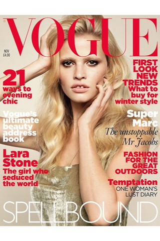 18. 2010年11月 - 劳拉•斯通 (Lara Stone)出现在当月Vogue封面上，她身穿的是一袭金色天鹅绒Calvin Klein 礼服。 