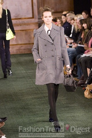 2. 2006年2月，弗萊婭-貝阿•埃里克森 (Freja Beha Erichsen) 為Luella Bartley品牌走秀。 