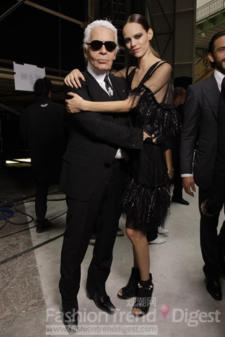 12. 2010 年10月，Freja和Karl Lagerfeld 一起出現在2011春夏Chanel 時裝周外，同時她也是老佛爺最寵愛的模特。 