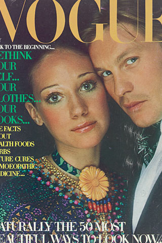 9. Helmut Berger成为首个出现在VOGUE杂志封面的男性，他和Marisa Berenson共同出现在1970年的7月刊封面上，David Bailey负责摄影。 