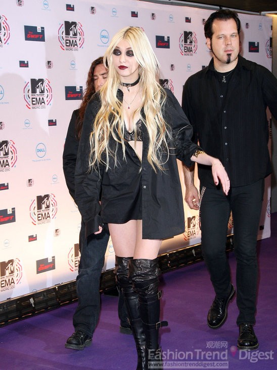 1. Taylor Momsen<br>
街头不良少女的装扮显得十分的低俗，完全丧失了明星所具有的独特气质。<br>
 