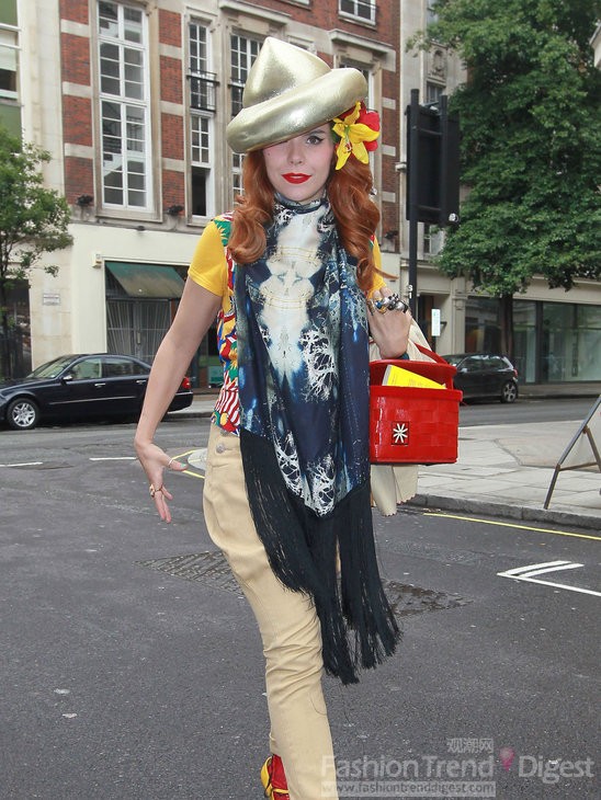 3. Paloma Faith<br>
Paloma Faith这身滑稽的装扮，围巾显得十分的多余，身上的色彩越是过于复杂。头上帽子的造型更是十足搞笑。<br>
 