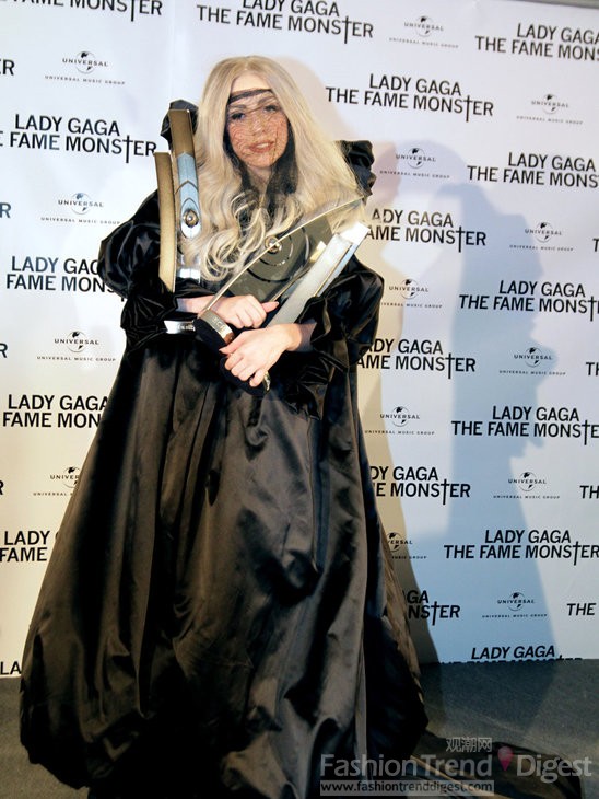 7. Lady Gaga<br>
一身臃肿的装扮，说是女巫么？不像，日本的法师么？也不像~这样的着装完全将自己苗条的身材所遮掩，并且显得十分的笨拙与俗气。 <br>
 