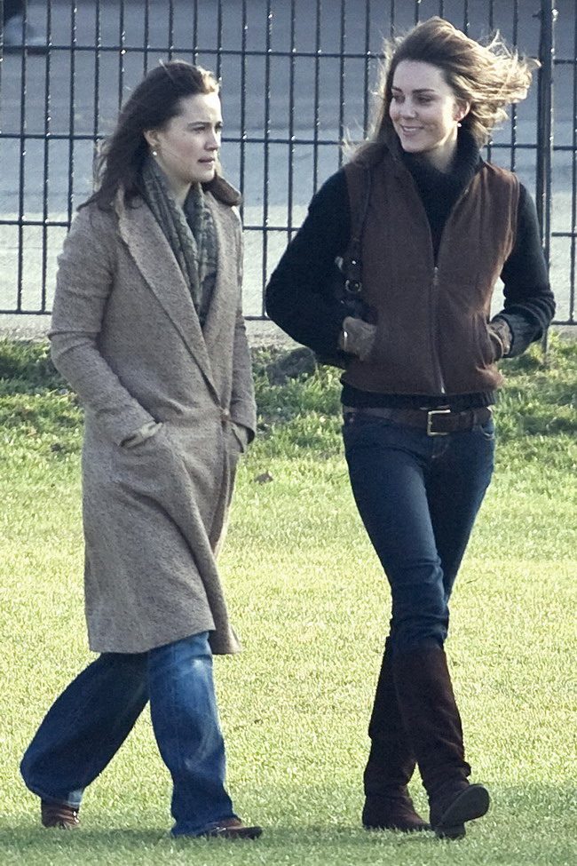 1. 2007年3月，Pippa middleton和姐姐Kate middleton一起参加威廉王子参加橄榄球比赛，身着一件呢子大衣和牛仔裤，看起来比姐姐更加老气横秋。 