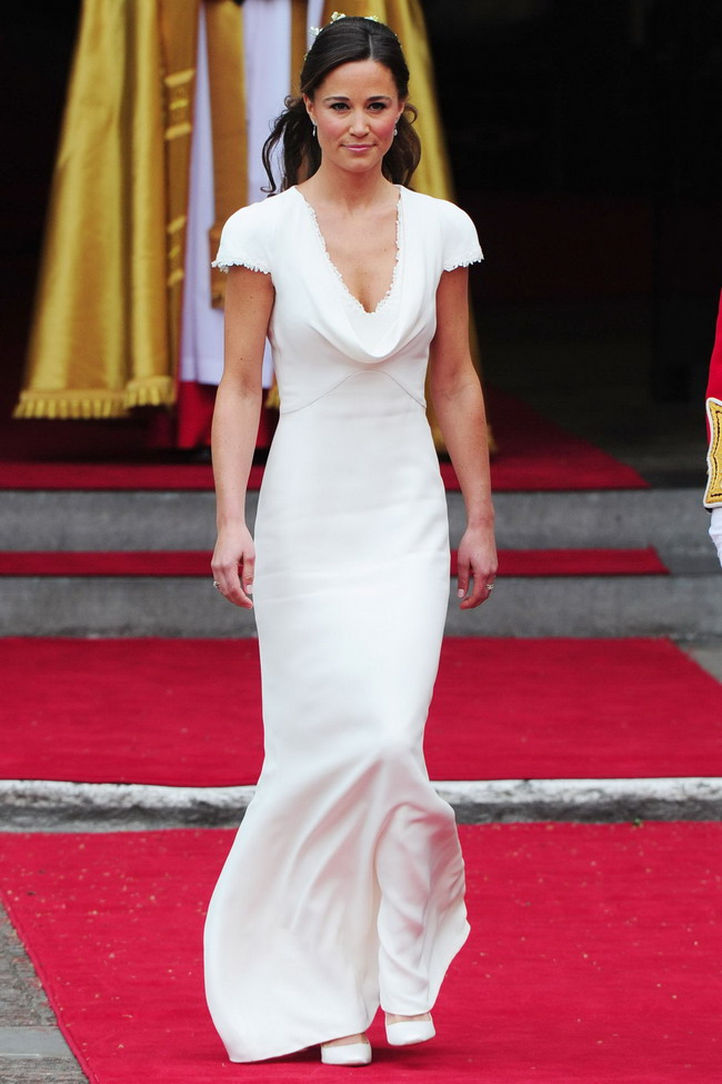 16. 在姐姐大婚中的Pippa，她的白色礼服和姐姐一样同是来自Alexander McQueen，正面和背面相当显身体曲线。婚后Kate middleton和Pippa middleton的礼服已经迅速的开始被仿制了。 