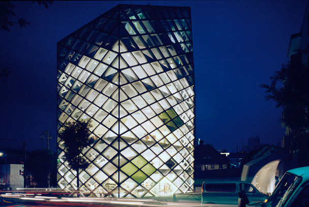 3.Prada展示区（东京），由Herzog 和de Meuron共同设计, 2003. 