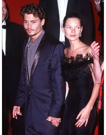 10. 经常吸毒的凯特•莫斯 (Kate Moss) 和“海盗王”约翰尼•德普 (Johnny Depp) 在1997年走上了戛纳电影节的红毯，从这次开始她们的事业运变得越来越顺畅。 