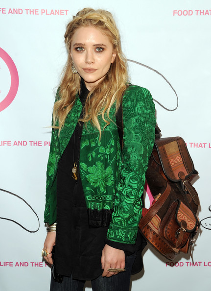 4. 玛丽•凯特•奥尔森 (Mary-Kate Olsen)身着一件民族感的绿色外套，而这件外套是2010春夏Dries Van Noten 品牌，与牛仔和T恤都可以轻松混搭。 