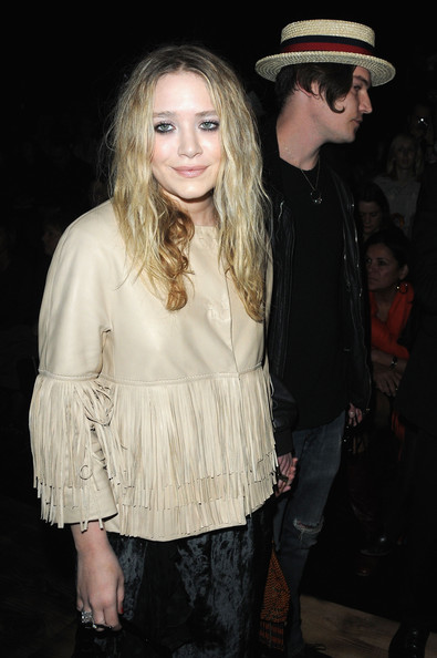 7. 玛丽•凯特•奥尔森 (Mary-Kate Olsen) 穿着一件皮革流苏夹克，高级的嘻哈风格。 