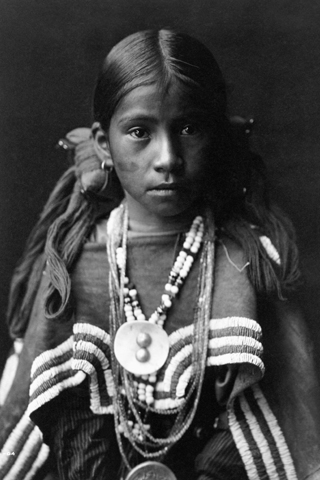 2. Proenza Schouler设计师Jack McCollough和Lazaro Hernandez 说：“我们在这次旅行中也重新认识了Edward Curtis，这也让我们对于探索这个原始的部落家族，探究工艺的想法，我们一直沉迷在美学的陈词滥调中，尤其是美国，其实到哪里都可以发现浪漫的元素。”<br>
<br>
 