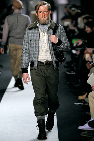 14. 東京大師Daisuke Obana設(shè)計出了label N. Hoolywood系列，而這一季的靈感正好也是來自西部，在洛杉磯的跳蚤市場，Obana突然發(fā)現(xiàn)了來自Yosemite的Ansel Adams照片集，后來他還參觀了約塞米蒂國家公園（Yosemite National Park）中半圓頂?shù)慕ㄖ栽谒?011秋冬系列中我們可以看到早期20世紀(jì)來自半圓頂?shù)撵`感。 