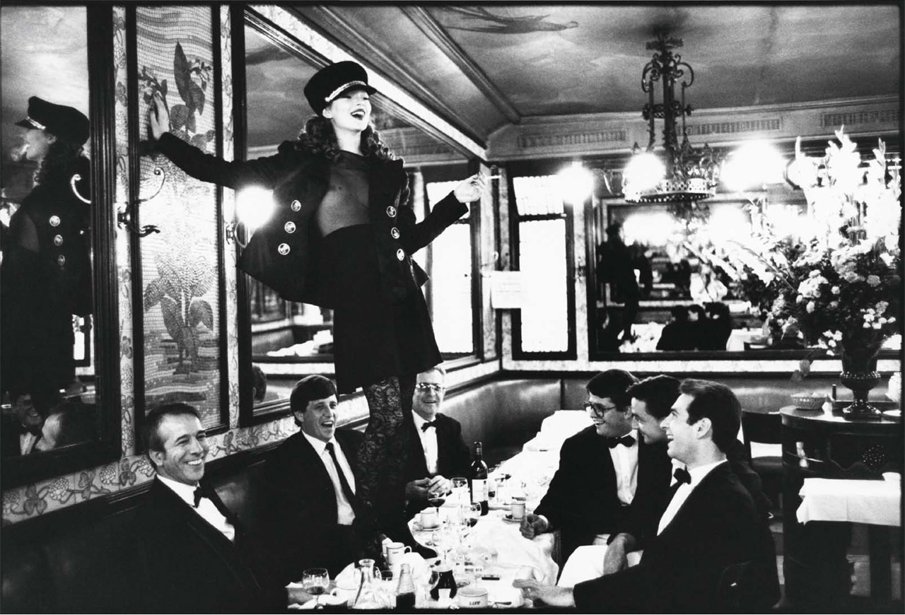 4. “Kate Moss at Cafe Lipp, Italian Vogue”  摄影师：Arthur Elgort 年份：1993年 