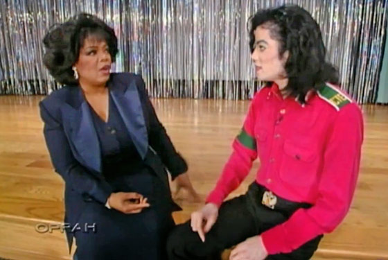 8. 1993- 迈克杰克逊（Michael Jackson）出现在奥普拉•温弗瑞（Oprah Winfrey）的脱口秀上， 9000万人民都转到这个台看两人的对话，这是电视历史上最受关注的一次采访，奥普拉穿着一件海军蓝套装学太空步。 