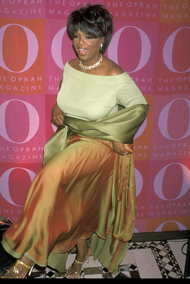 16. 2001- O Magazine 年度派对上，奥普拉•温弗瑞（Oprah Winfrey）穿上了一件反光塔夫绸长裙。 