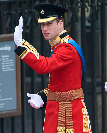 2. 威廉王子（Prince William）穿着英国军队著名的猩红色军装参加自己在29日举行的婚礼。 